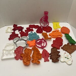 Lot Of Vintage Cookie Cutters Looney Tunes Popples Holiday Vintage Mickey Plus